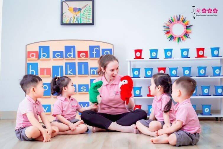 Montessori là gì? Sự riêng rẽ còn thể hiện có chương trình thực hiện với các đối tượng trẻ khác nhau