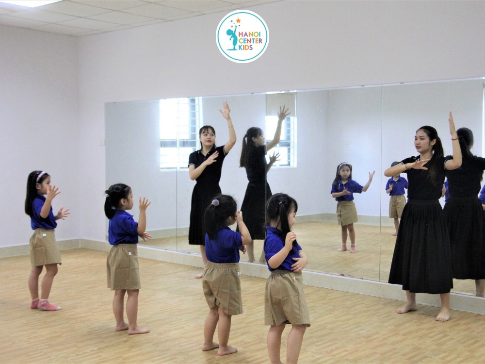 Giờ hoạt động văn nghệ - Hanoi Center Kids