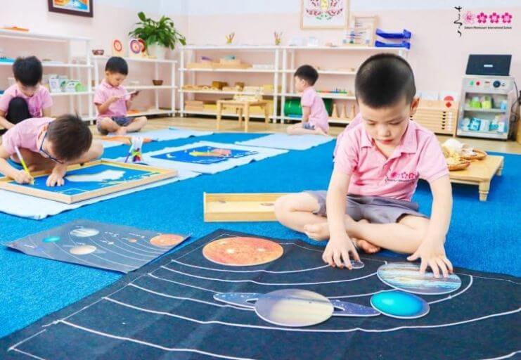 Phương pháp Montessori tại trường mầm non truonglehongphong.edu.vn góp phần giúp trẻ phát triển ngôn ngữ một cách toàn diện.