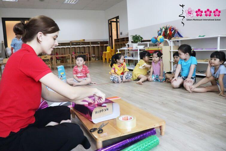 Ứng dụng phương pháp Montessori trong việc dạy trẻ tự tin trước đám đông