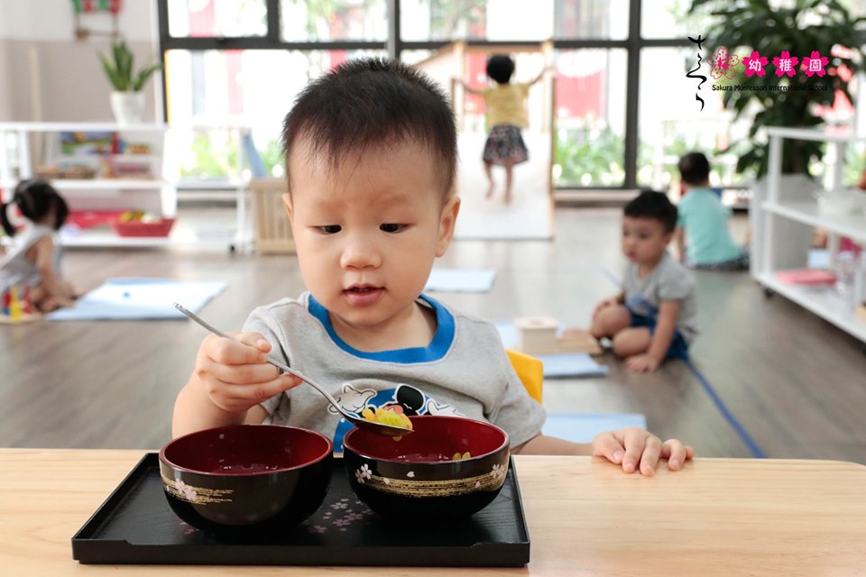 Phát triển ngôn ngữ và tư duy: Trọng tâm đào tạo của phương pháp Montessori