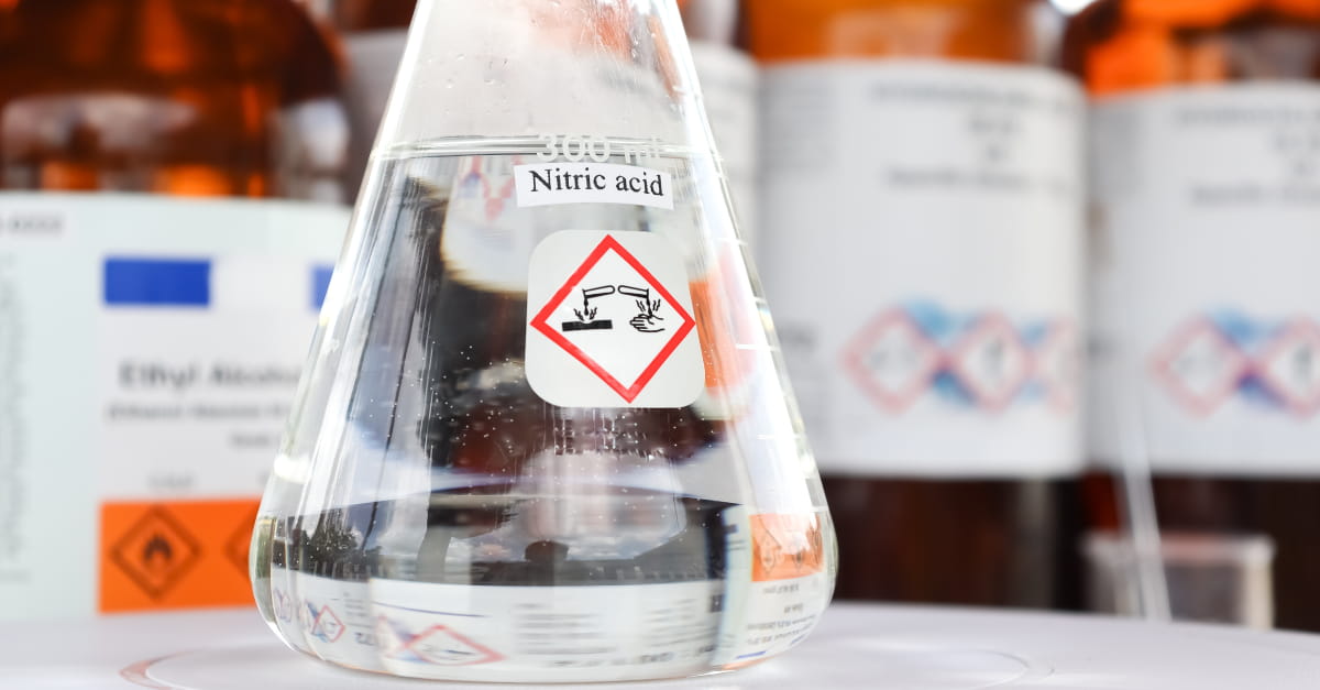 Axit nitric (HNO3): Cấu tạo phân tử, tính chất, cách điều chế và ứng dụng